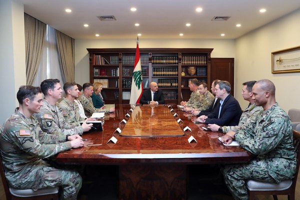 الرئيس عون استقبل قائد المنطقة الوسطى الأميركية الجنرال كوريلا على رأس وفد الرئيس عون استقبل قائد المنطقة الوسطى الأميركية الجنرال كوريلا على رأس وفد