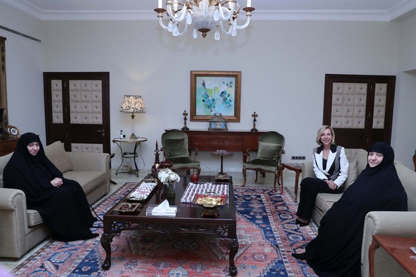 اللبنانية الأولى استقبلت عقيلة السفير الإيراني للتهنئة بانتخاب الرئيس عون اللبنانية الأولى استقبلت عقيلة السفير الإيراني للتهنئة بانتخاب الرئيس عون