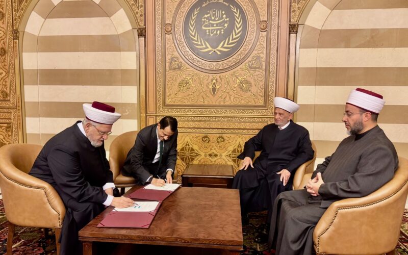 استقبل مفتي الجمهورية اللبنانية الشيخ عبد اللطيف دريان في دار الفتوى سفير دولة قطر في لبنان الشيخ سعود بن عبد الرحمن آل ثاني