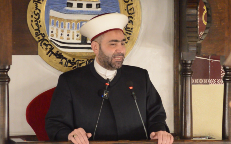 الشيخ الدكتور أحمد القطان رئيس جمعية ” قولنا والعمل ” خلال موقفه السياسي الأسبوعي