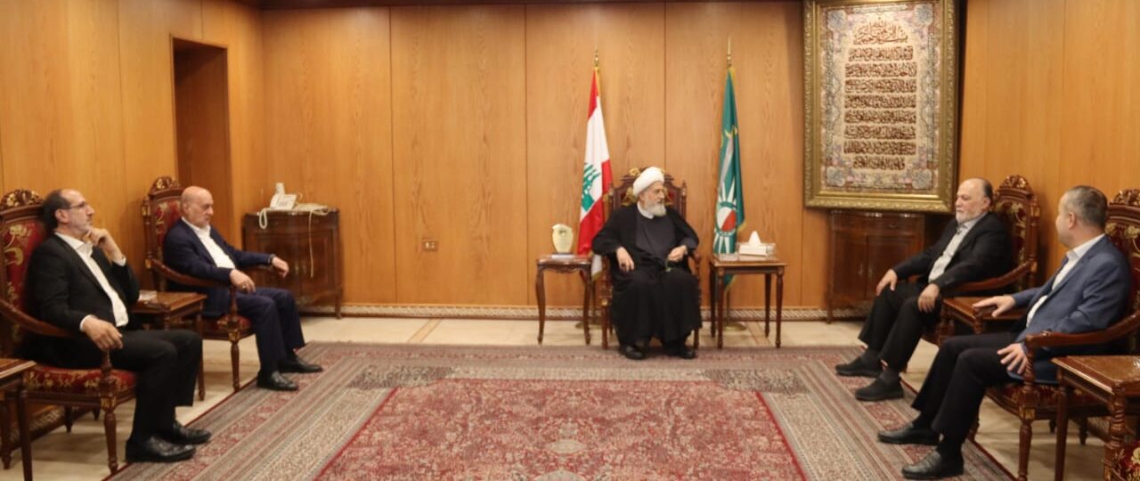 استقبل نائب رئيس المجلس الإسلامي الشيعي الأعلى العلامة الشيخ علي الخطيب قبل ظهر اليوم في مقر المجلس طريق المطار، وفدا من كتلة الوفاء للمقاومة