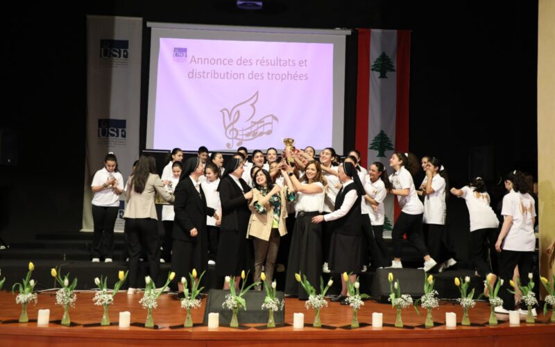 طلاب مدارس العائلة المقدسة “غنوا الرجاء” في جامعة العائلة المقدسة