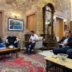 إستقبل رئيس التيار الوطني الحر النائب جبران باسيل رئيس بلدية قرطبا فادي مارتينوس في دارته في البترون.