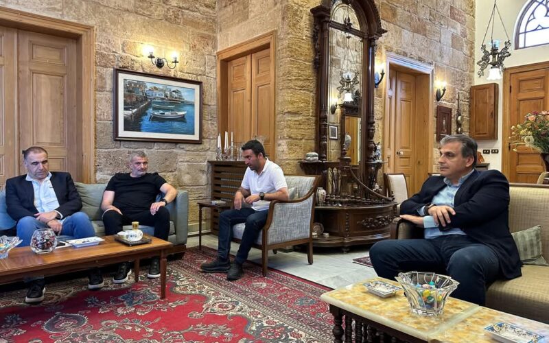 إستقبل رئيس التيار الوطني الحر النائب جبران باسيل رئيس بلدية قرطبا فادي مارتينوس في دارته في البترون.
