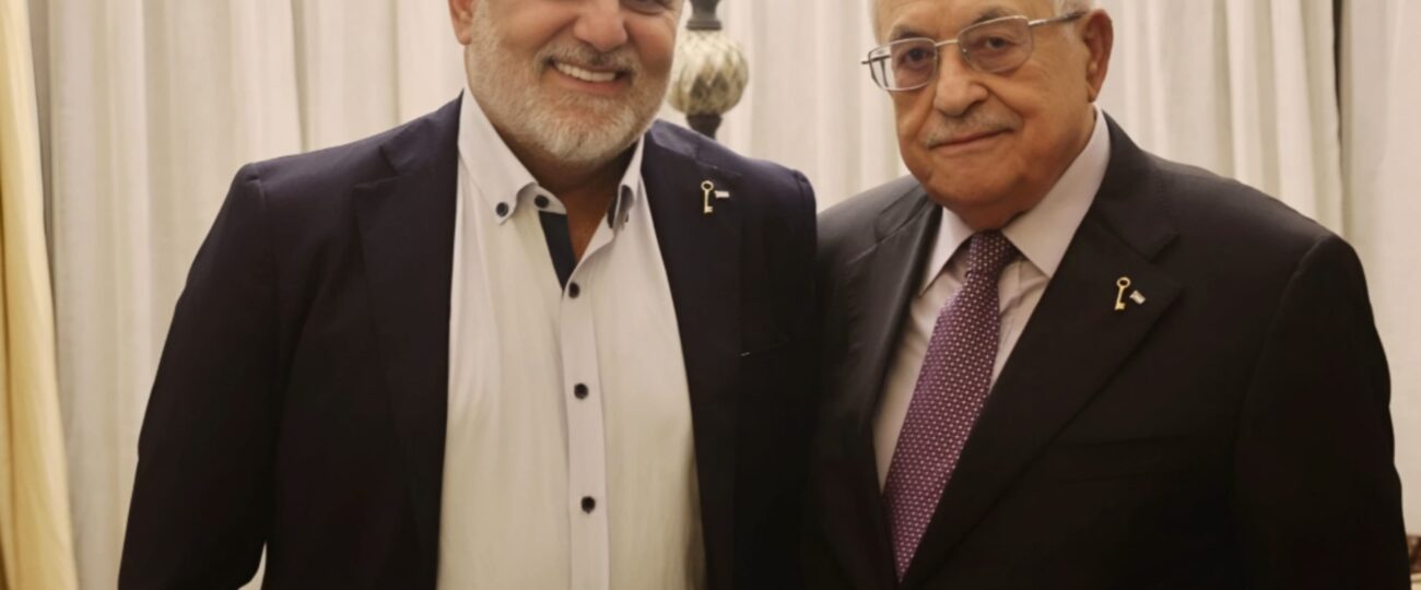محمود عباس: “الدكتور وليد أبو دهن  فخر للأمة العربية”