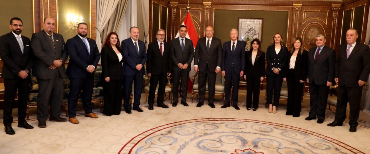 الرئيس عون استقبل اركان السفارة اللبنانية في الكويت واطلع منهم  على اوضاع الجالية اللبنانية فيها منوهاً بجهودهم لتفعيل العلاقات اللبنانية – الكويتية