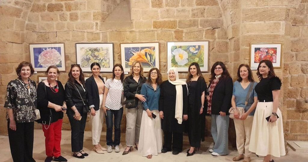 السيدة بهية الحريري تواصل دعم الإبداع في صيدا وترعى  افتتاح معرض “ورود مضيئة ” للفنانة رأفت الشريف