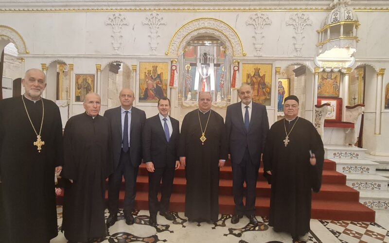 المطران إبراهيم عرض الأوضاع مع الوزير كمال شحادة