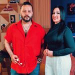 إيساف يبكي فقدان شقيقه لـ سيرا إبراهيم: “فقدانه مش بس وجع.. ده كسر مش هيتصلح”.. و” غموض”تجربة فنية مختلفة