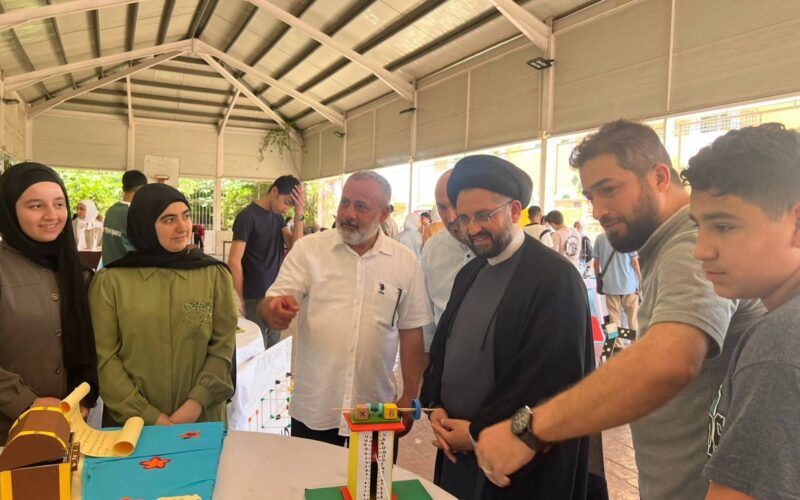 السيد جعفر فضل الله مفتتحا المعرض السنوي في ثانوية الصادق(ع) في جويا: ثقتنا كبيرة بهذا الجيل الذي سينهض بهذا الوطن على مختلف المستويات