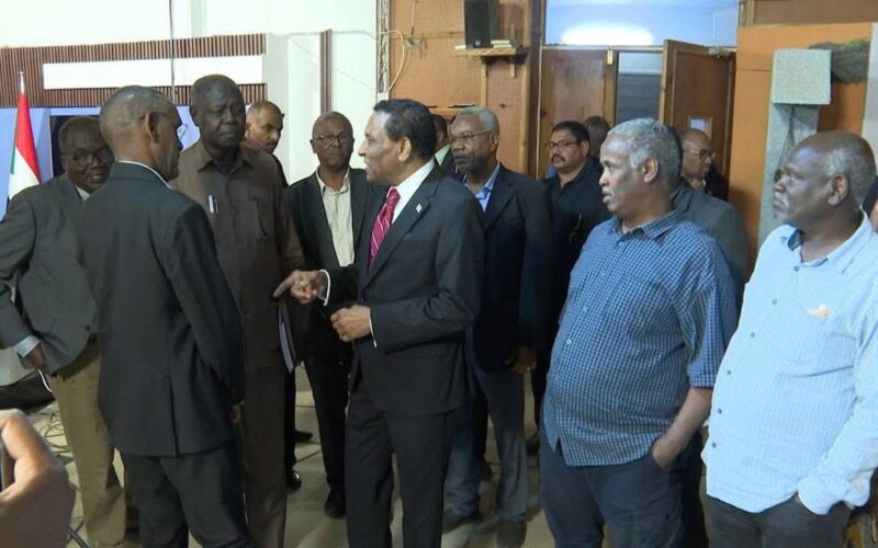 رئيس الوزراء يتفقد مقر التلفزيون ويؤكد إهتمام الحكومة بالمؤسسات الإعلامية القومية السودانية
