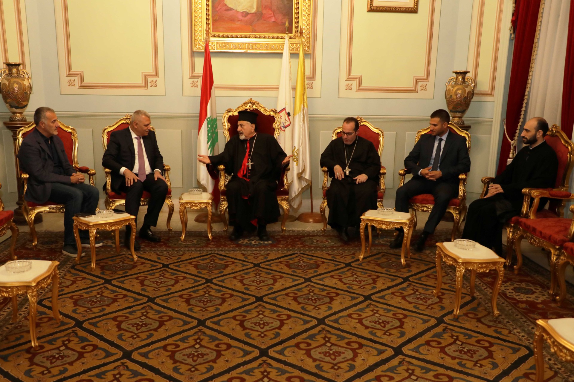 زار المدير العام للأمن العام اللواء حسن شقير بطريركية السريان الكاثوليك والتقى البطريرك مار اغناطيوس يوسف الثالث يونان في زيارة تعارف. زار المدير العام للأمن العام اللواء حسن شقير بطريركية السريان الكاثوليك والتقى البطريرك مار اغناطيوس يوسف الثالث يونان في زيارة تعارف.