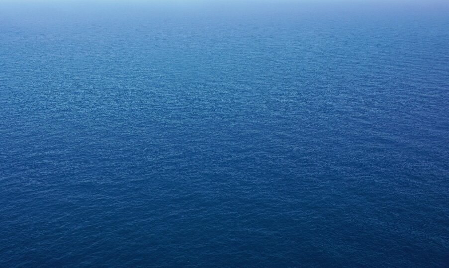 قد تاتي السردية بحكمة دهرية ومئة سؤال وجواب وألف جملة اعتراضية لكني سأظل أعقب بالمثل الشعبي” كف عدس..”