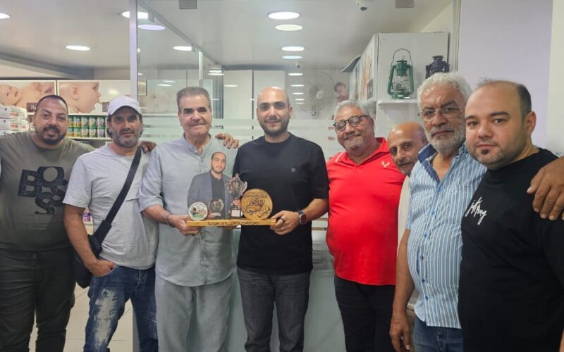 نادي الحرية يقدم درعًا تقديريًا للصيدلي عمر محمد مرجان