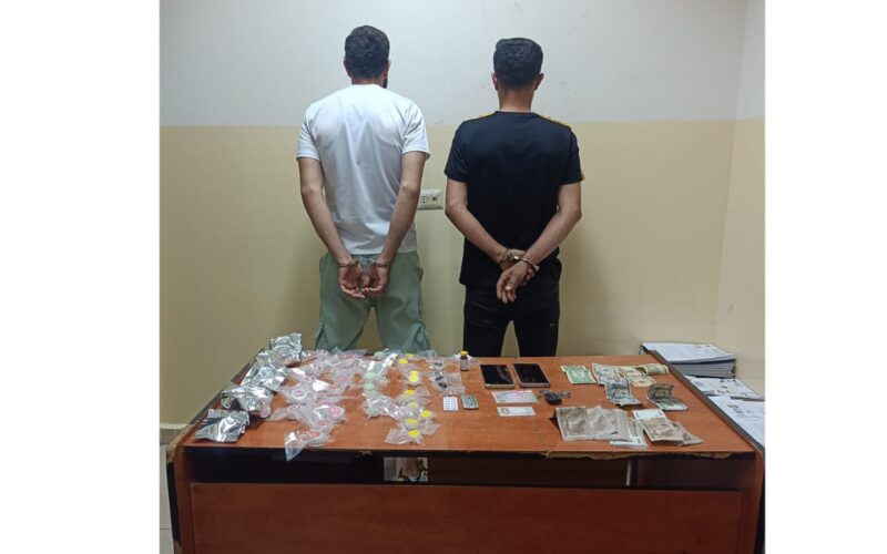 يروّجان المخدّرات في محافظة جبل لبنان، وشعبة المعلومات تلقي القبض عليهما بالجرم المشهود.